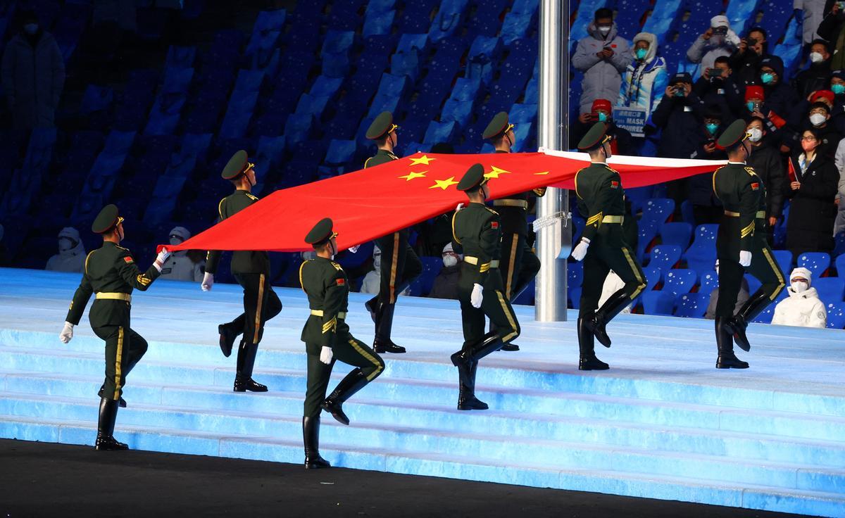 La bandera de China antes de ser levantada durante la ceremonia de apertura. 