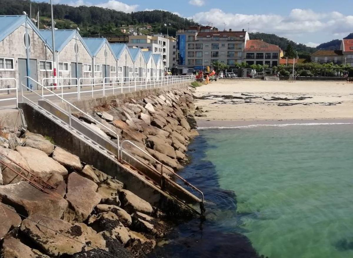 Las máquinas esta semana en el frente de la playa de Banda do Río donde se construirá la senda. |   // G.N.