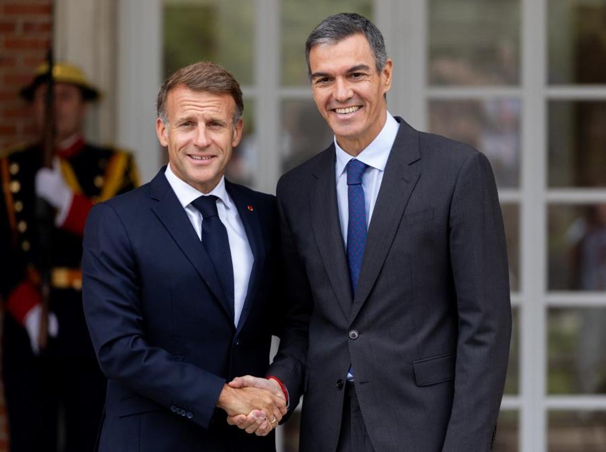 Macron y Sánchez, este miércoles, se saludan en la escalinata de la Moncloa antes de reunirse.