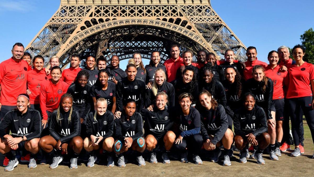 Las jugadoras del PSG posan junto a la Torre Eiffel