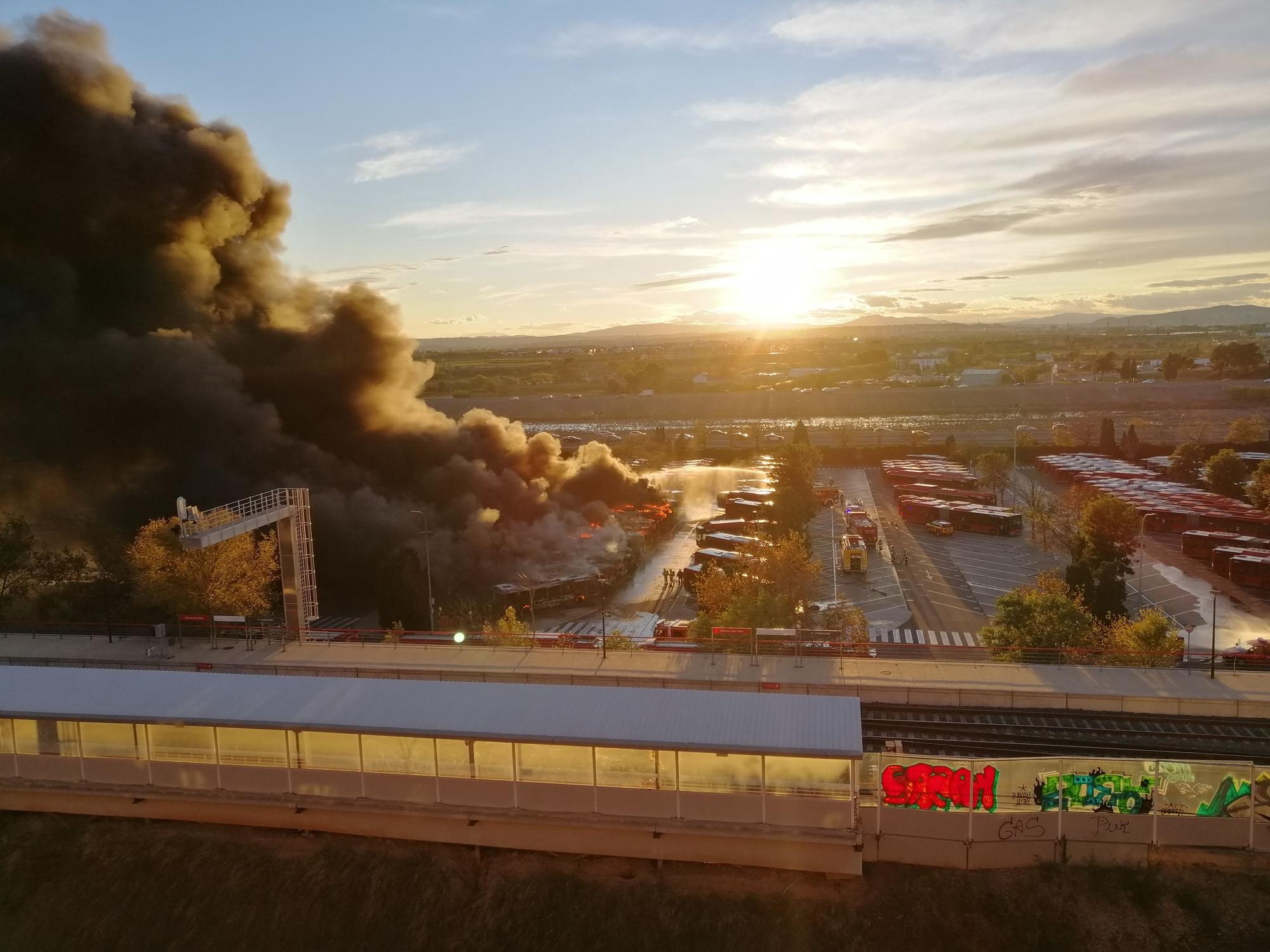 Incendio en València: las espectaculares llamas de la EMT