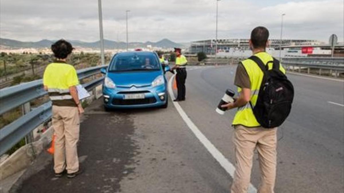 Control aleatorio de los mossos en busca de mosquitos tigre en el Baix Llobregat