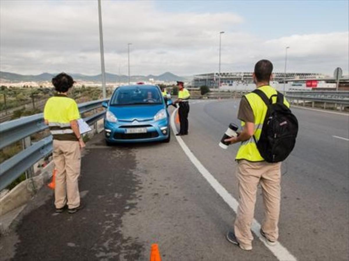Control aleatorio de los mossos en busca de mosquitos tigre en el Baix Llobregat. Control aleatorio de los mossos en busca de mosquitos tigre en el Baix Llobregat.