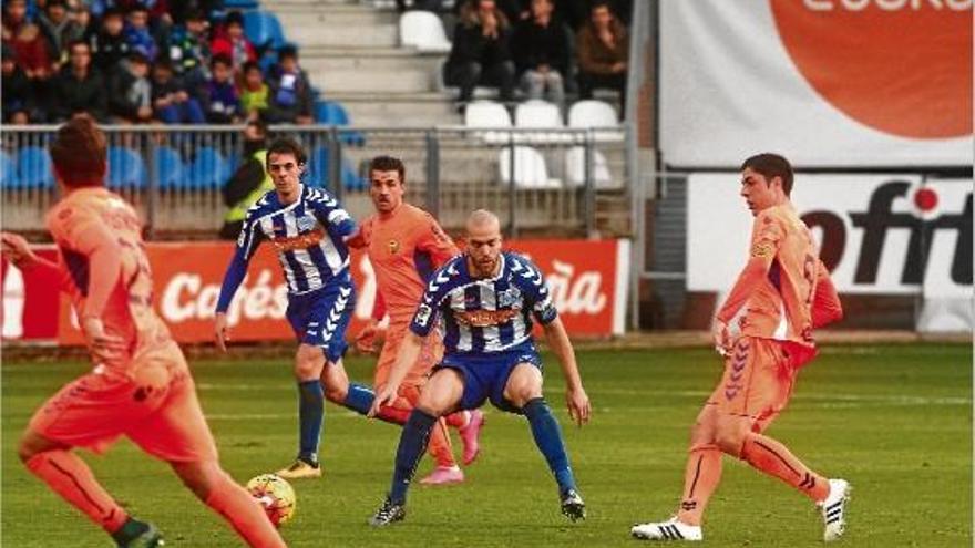 Juanjo fa una passada en una jugada d&#039;atac del Llagostera ahir al camp de l&#039;Alabès.