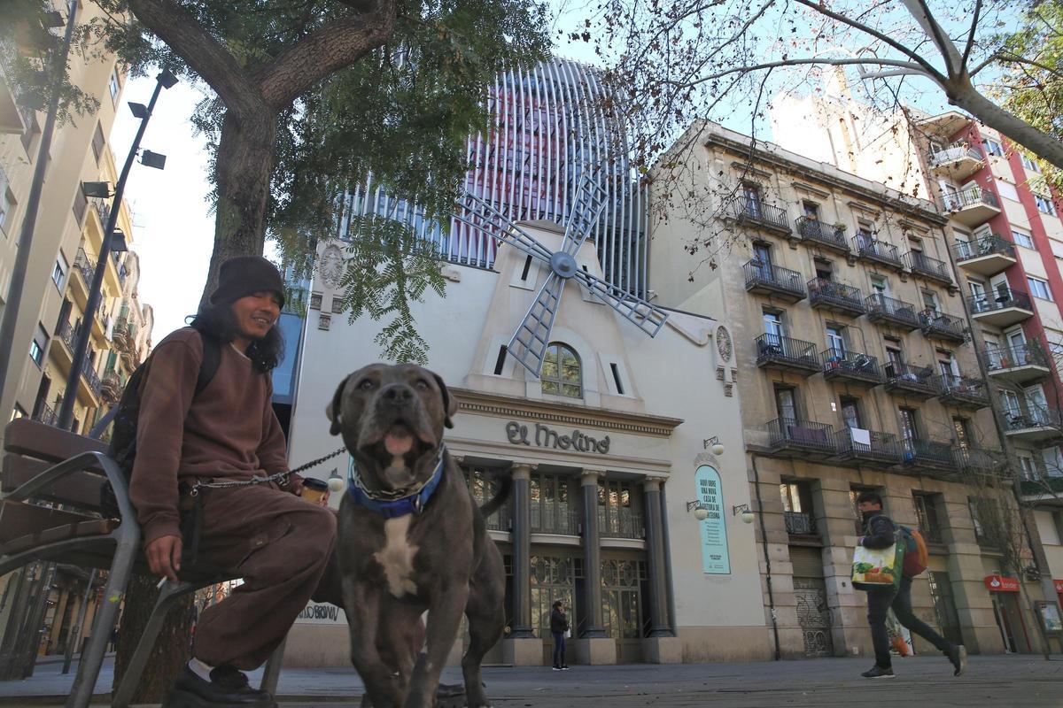 Un perro y su propietario, en la plaza de la Bella Dorita, justo enfrente de El Molino.