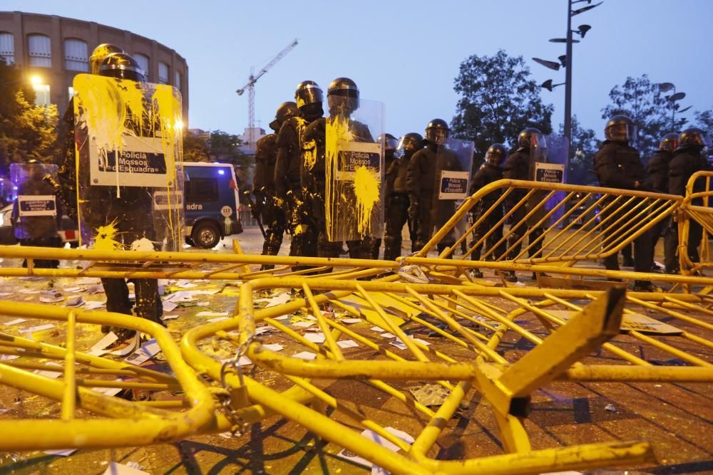 1-O a Girona: Multitudinària manifestació davant la subdelegació del Govern