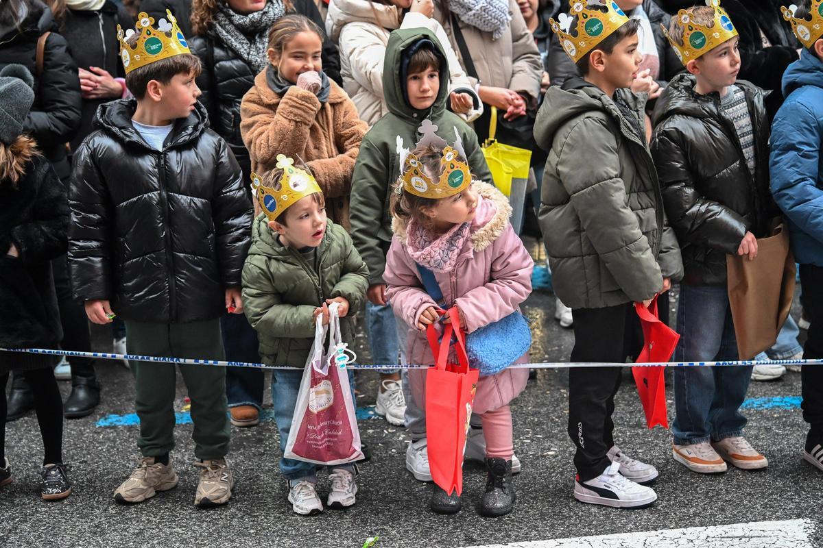 Los Reyes Magos recorren las calles de Elche a pesar de la amenaza de lluvia