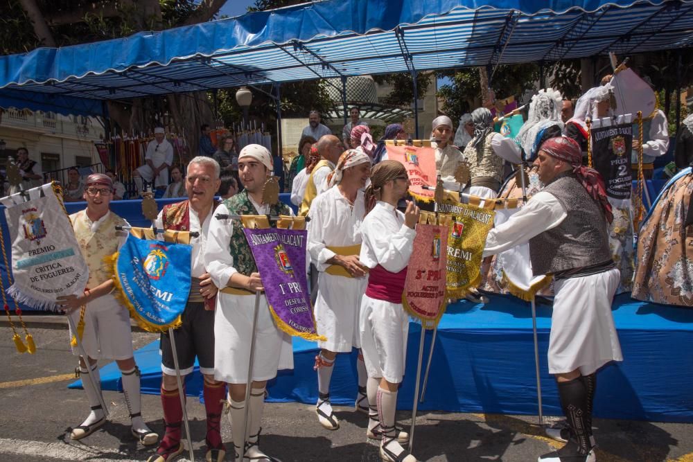 El Desfile de Entrega de Premios culmina con la entrega de más de 600 galardones a hogueras y barracas