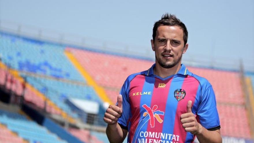 El centrocampista polaco Dariusz Dudka posa con la equipación del Levante UD