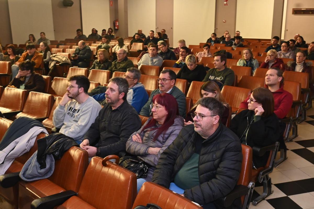 Los representantes de las peñas de Vila-real que asistieron a la asamblea dieron el visto bueno a los cambios propuestos por la junta.