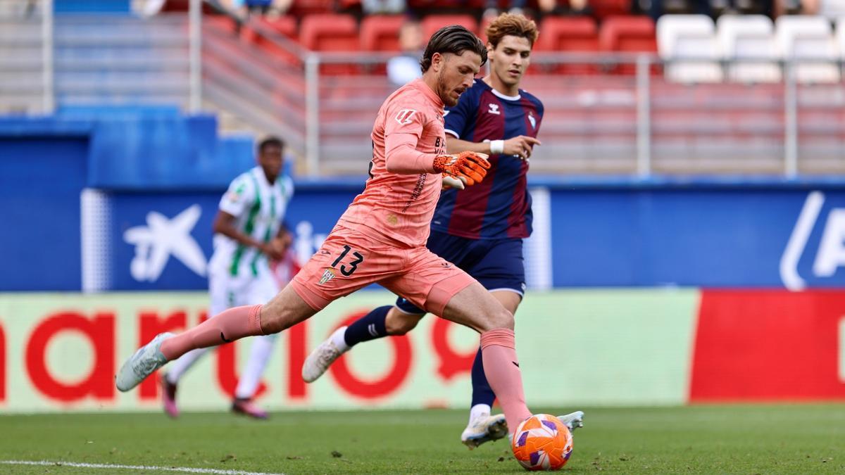 Carlos Marín en una acción del encuentro entre el Eibar y el Córdoba CF.