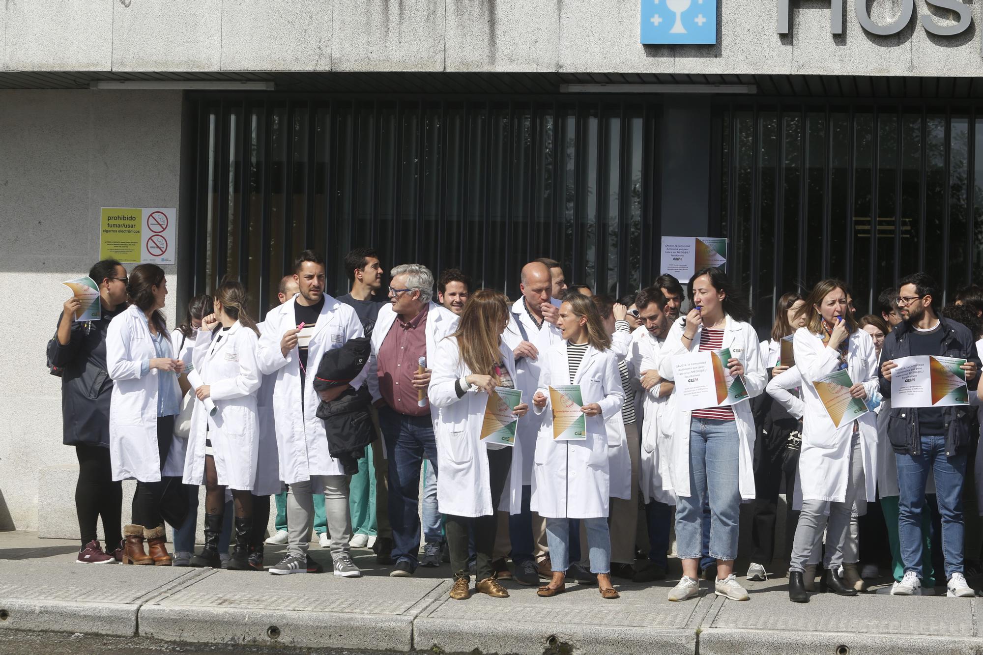 Huelga de médicos en Galicia: 200 facultativos protestan en A Coruña