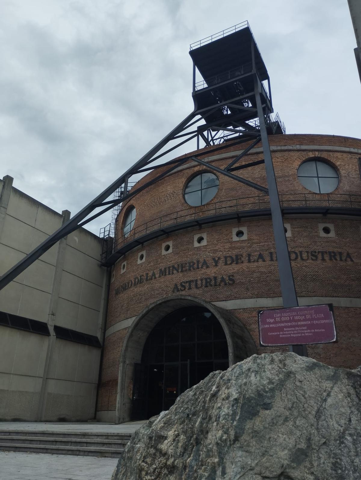El exterior del Museo de la Minería, con el castillete.