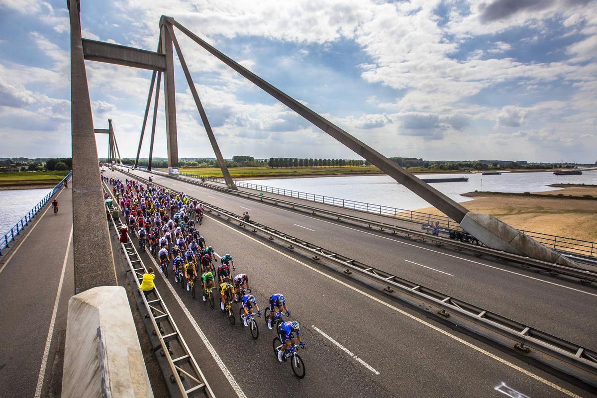 Utrecht (Netherlands), 20/08/2022.- The peloton crosses the Prince Willem Alexander Bridge during the second stage of the 77th La Vuelta cycling race, over 175.1km from ’s-Hertogenbosch to Utrecht, in Den Bosch, the Netherlands, 20 August 2022. (Ciclismo, Países Bajos; Holanda) EFE/EPA/Vincent Jannink