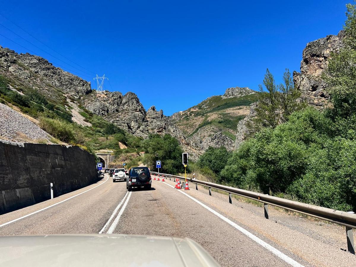Un carril cortado en la nacional N-630, a la altura de Villamanín