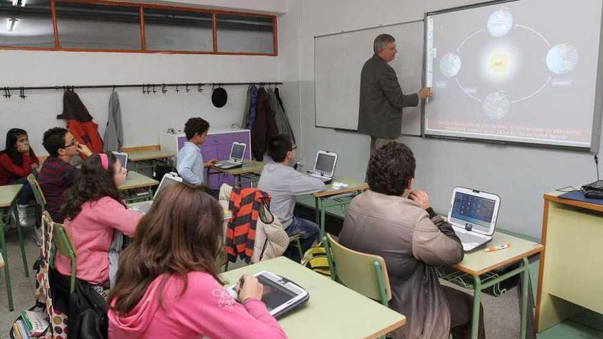 Varios alumnos en una clase en su instituto.