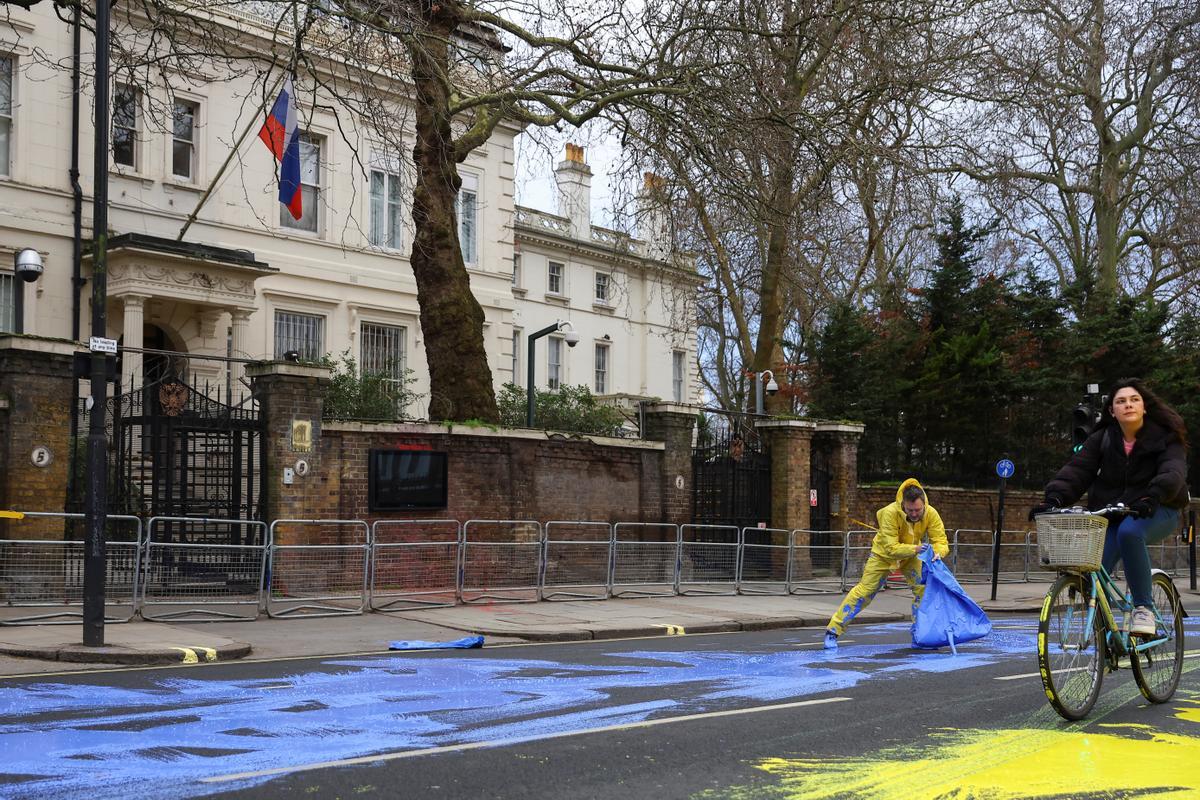 Activistas pintan la bandera de Ucrania frente a la embajada rusa en Londres