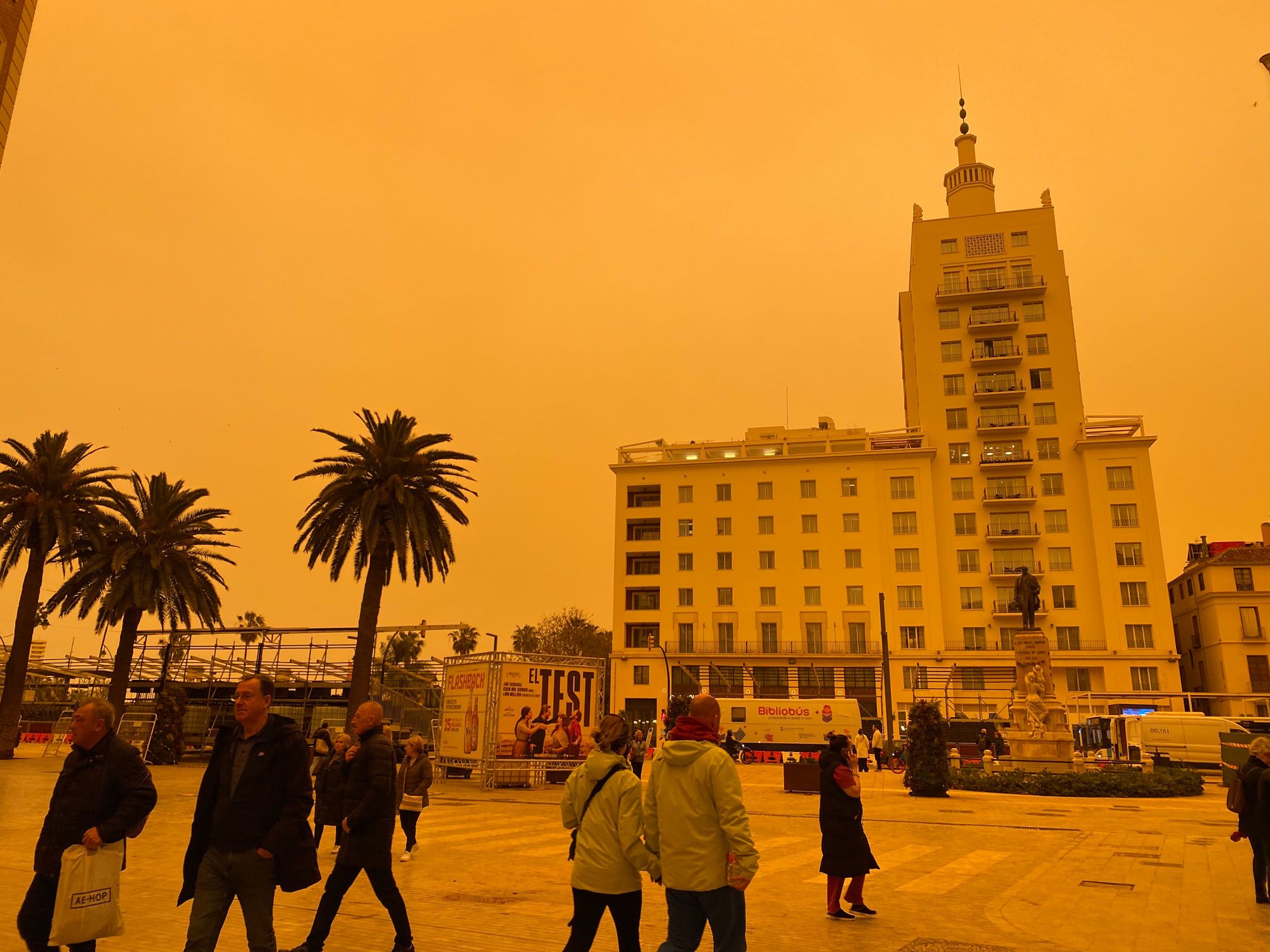 El cielo, teñido de naranja o casi rojo, desde distintos puntos del Centro de Málaga.