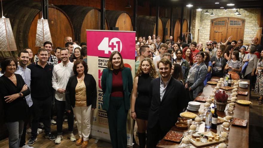 En primer término, por la izquierda, Montserrat López Moro, Aitor Martínez, Francisco de Asís, Carlos Llaca, Beatriz González, Andrea Henry, Yurena Sabio y Daniel Sierra, con los participantes detrás, ayer en El Trole. | Ángel González