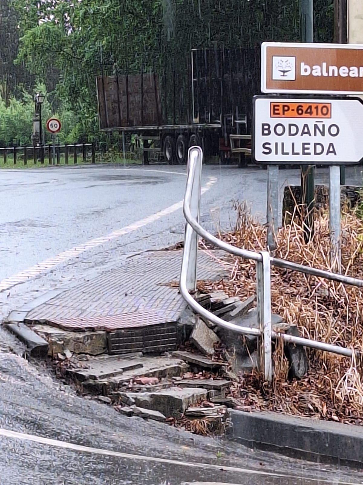 Una acera de Merza, destrozada desde hace varios meses.