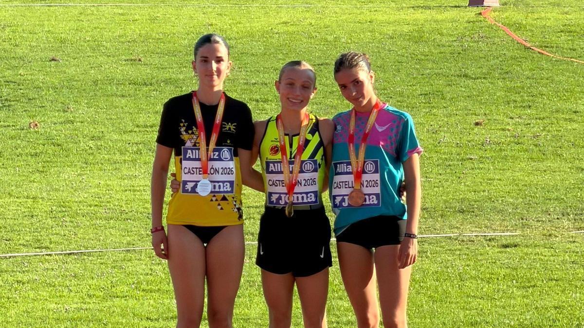 Blanca Alzamora en el podium del Campeonato de España con la medalla de plata