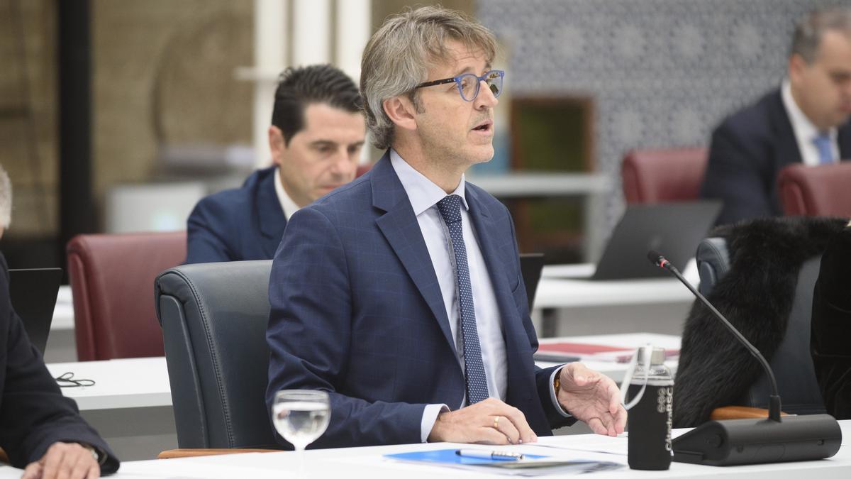 Luis Alberto Marín presenta las cuentas de la Consejería de Hacienda en la Asamblea.