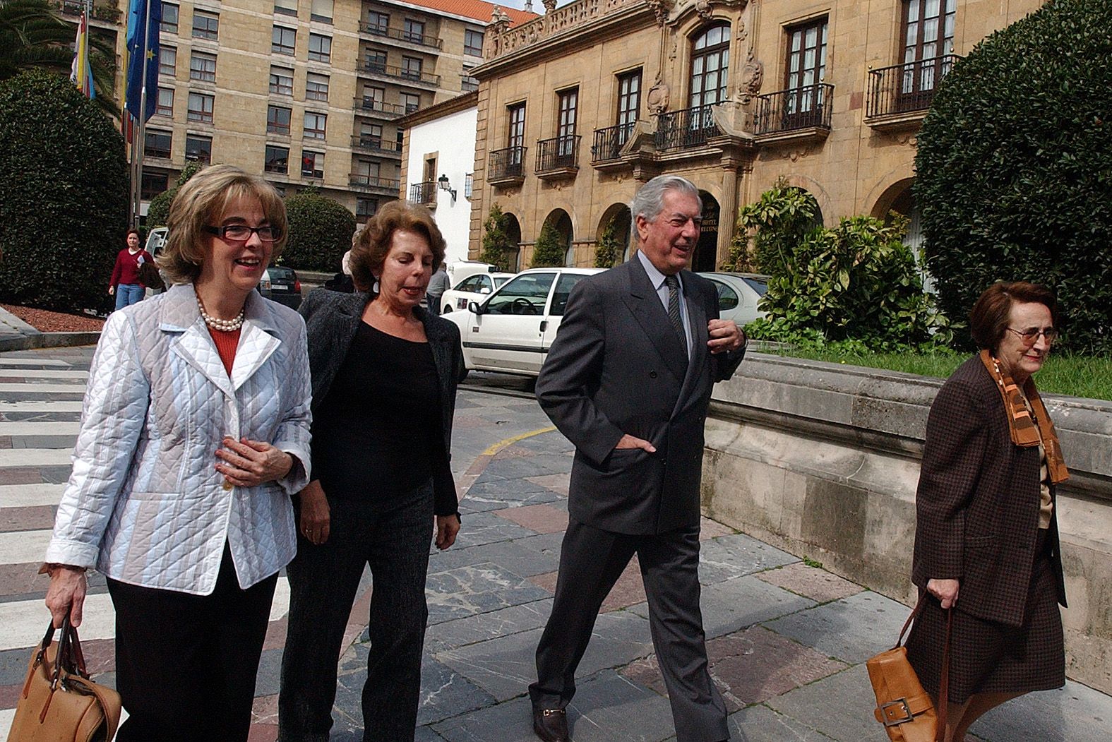EN IMÁGENES: La relación de Mario Vargas Llosa con Asturias