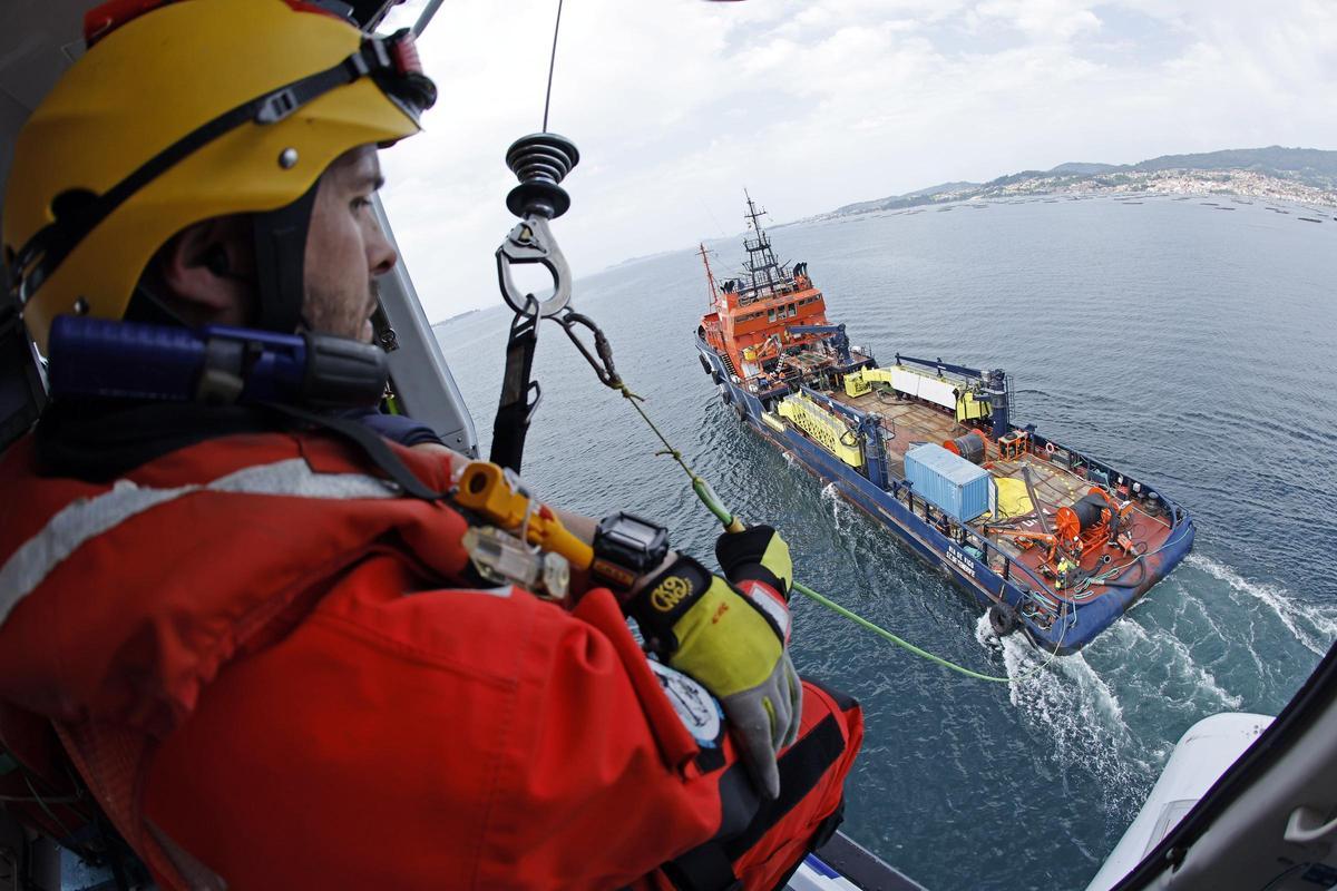 Un día en el «Pesca 1», el helicóptero de Gardacostas de Galicia