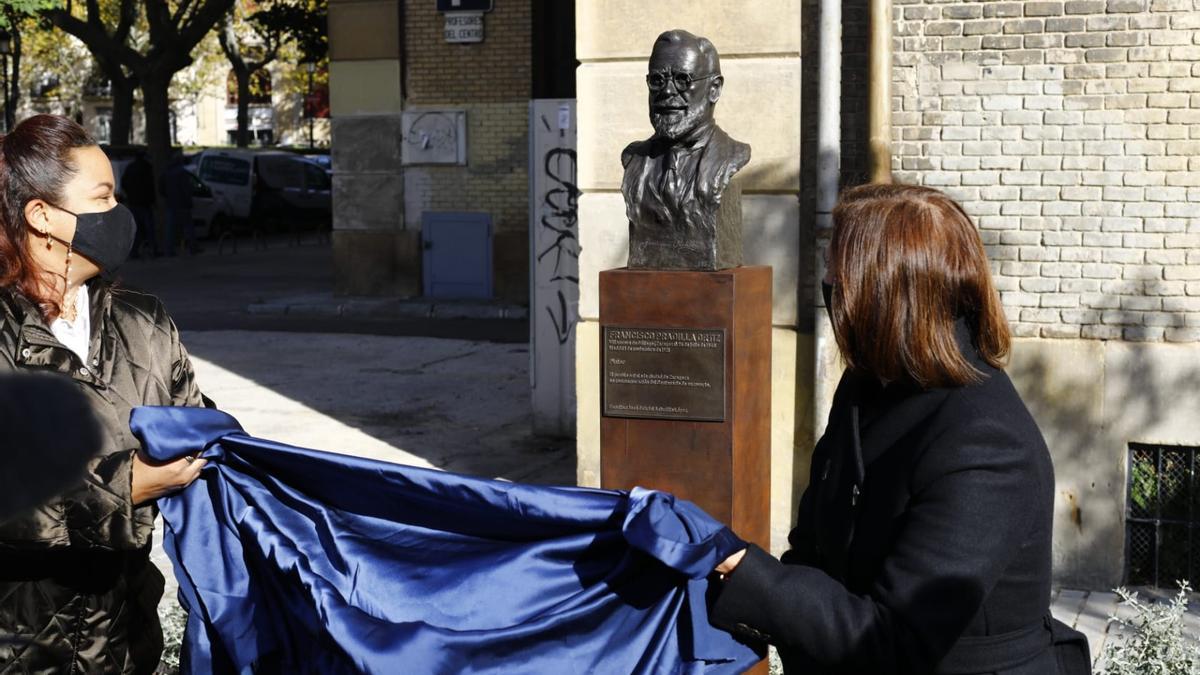 El busto de Francisco Pradilla ya se puede ver junto al Museo de Zaragoza.