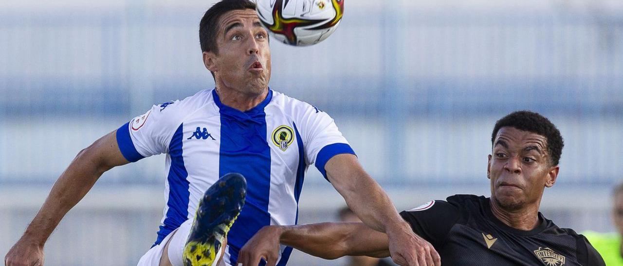 Pedro Sánchez junto a Rofino, en el partido de la primera vuelta ante el Intercity. | ALEX DOMÍNGUEZ