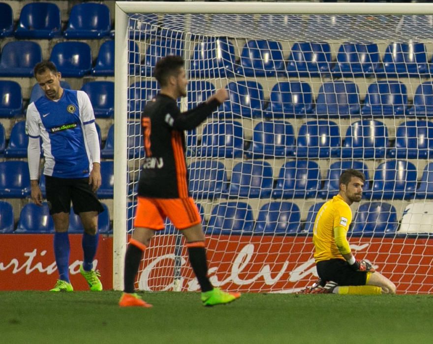 La primera parte acabó sin goles de milagro ya que el Mestalla dispuso de tres ocasiones claras y el Hércules de dos.