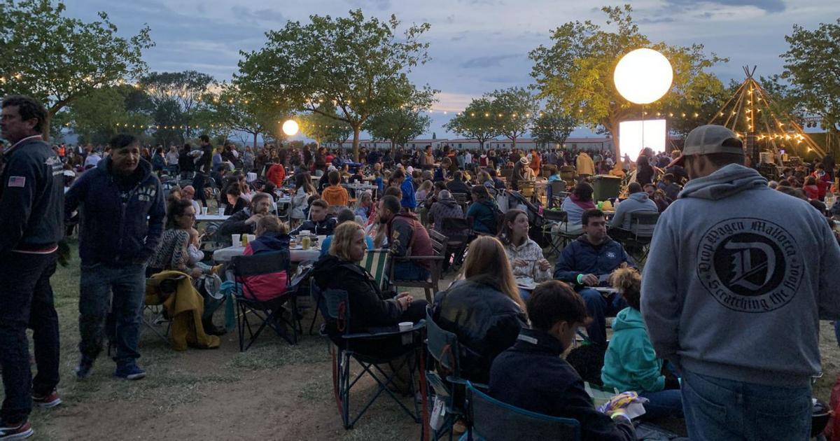 Assistents a la tradicional barbacoa de dissabte. | SARA MARTÍNEZ