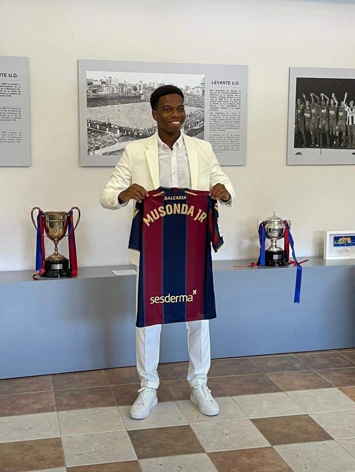 Primeras imágenes de Musonda como nuevo futbolista del Levante UD Primeras imágenes de Musonda como nuevo futbolista del Levante UD