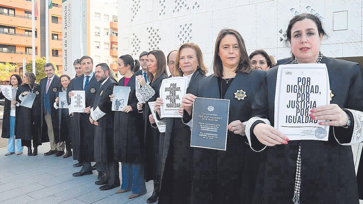 Concentración de los letrados de la Administración de Justicia de Córdoba frente a la Ciudad de la Justicia.