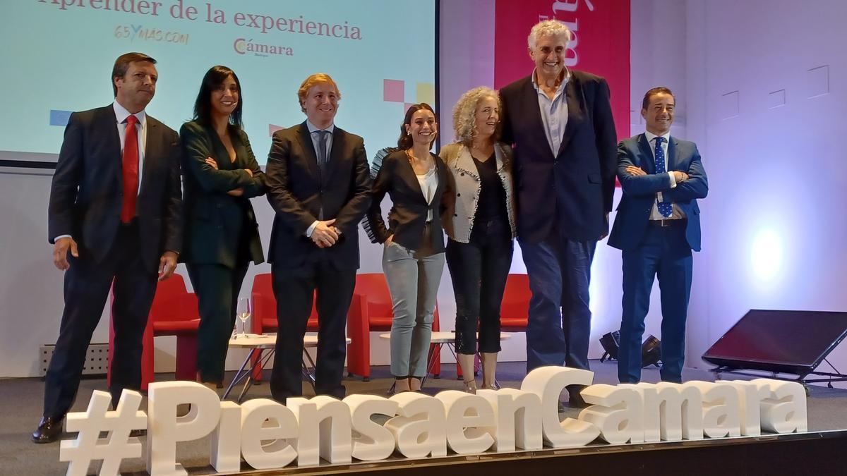 Romay, con autoridades e intervinientes, al término del acto.