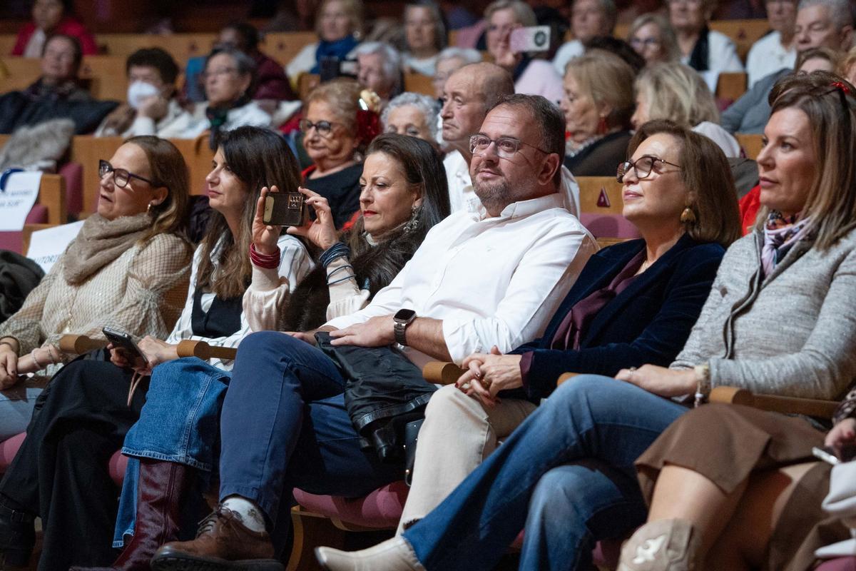 Baile y muchos villancicos para los mayores.