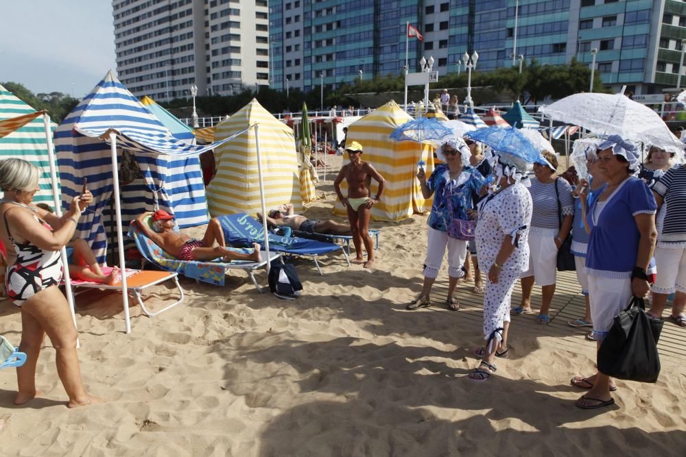 Mujeres de La Corredoria (Oviedo) que acuden a bañarse a la playa de San Lorenzo