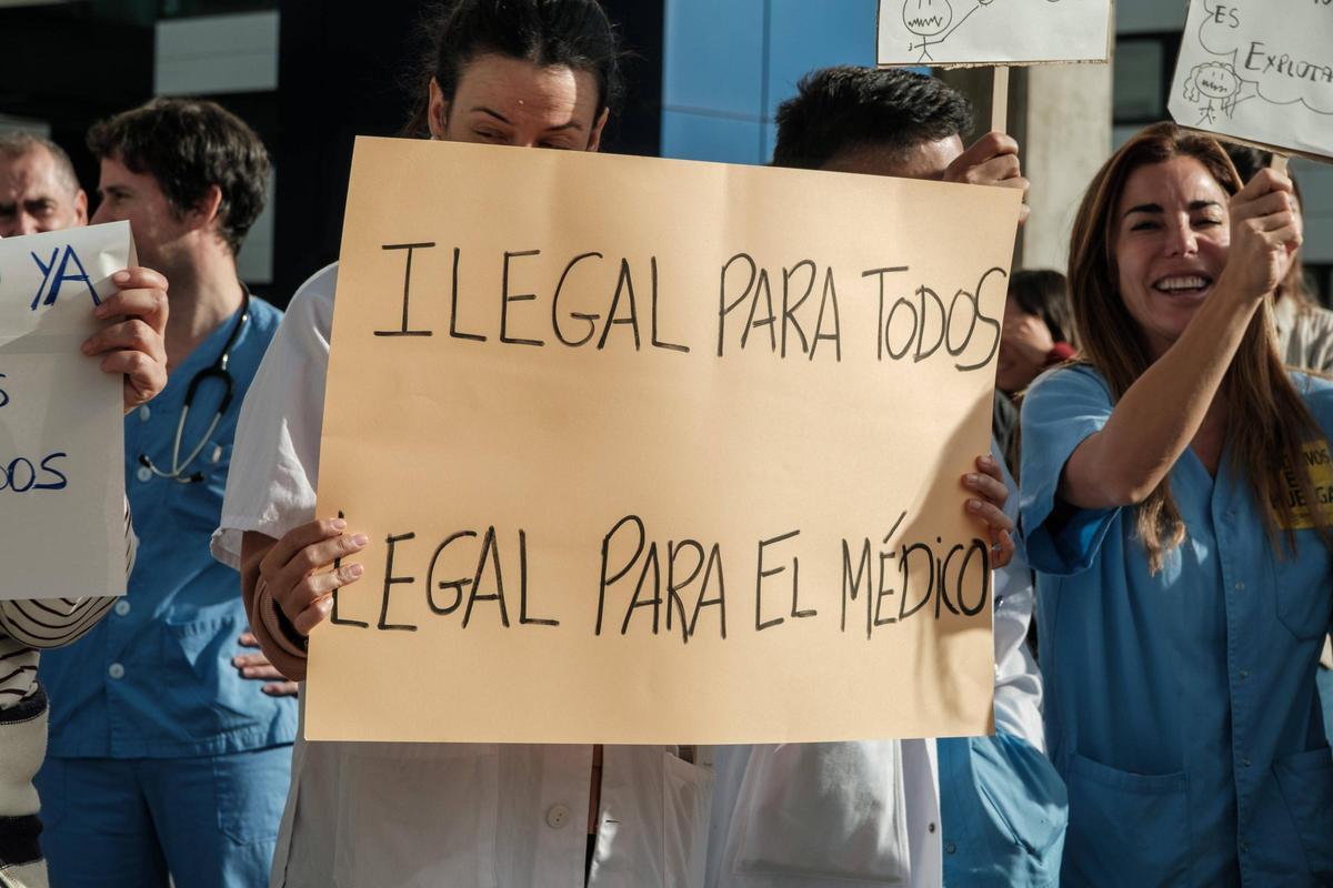 Todas las fotos de la concentración de médicos en el Hospital de Ibiza
