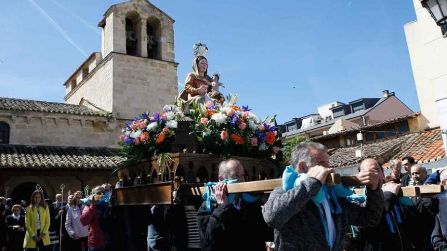 La Virgen de la Guía inicia la procesión desde la iglesia del Santo Sepulcro.