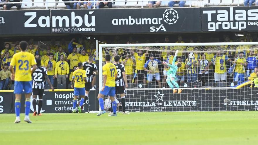 Aarón Escandell se esfuerza por detener un balón en su portería. | IVÁN URQUIZAR