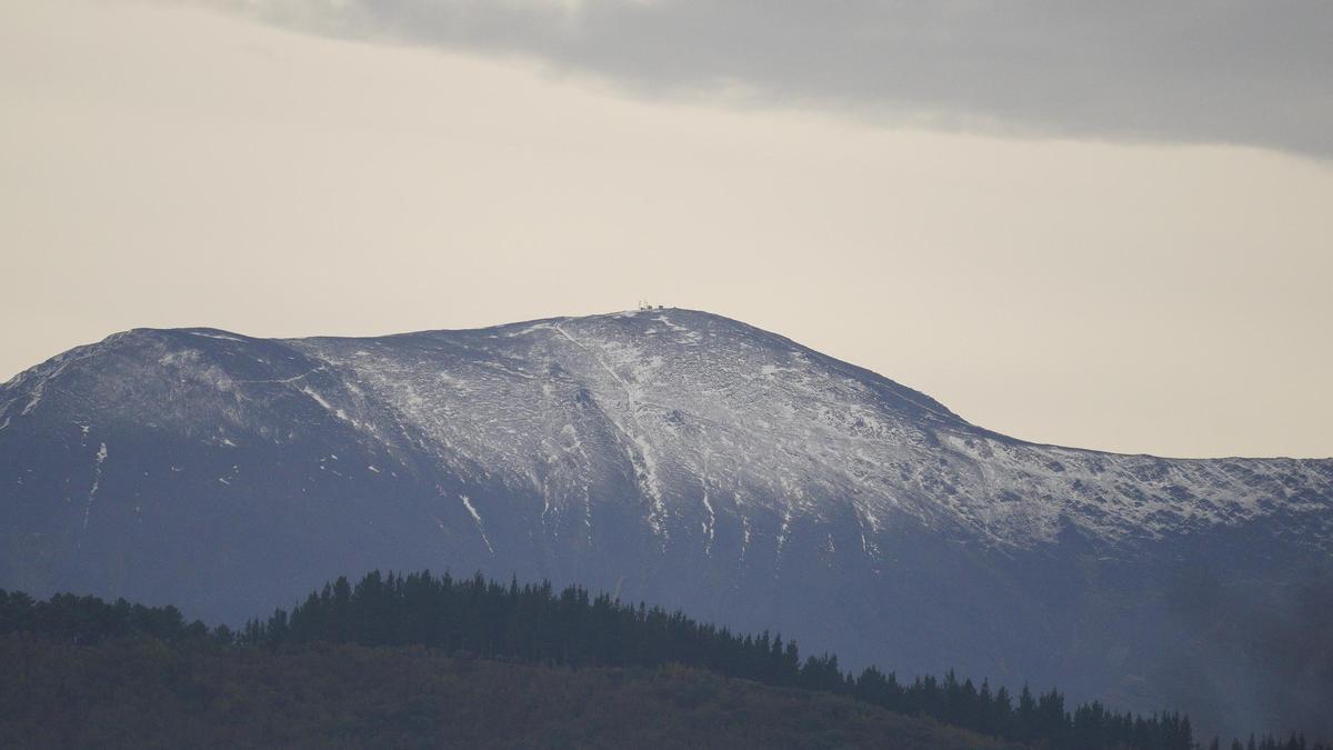 Primeros copos de nieve en el alto de El Morredero en Ponferrada