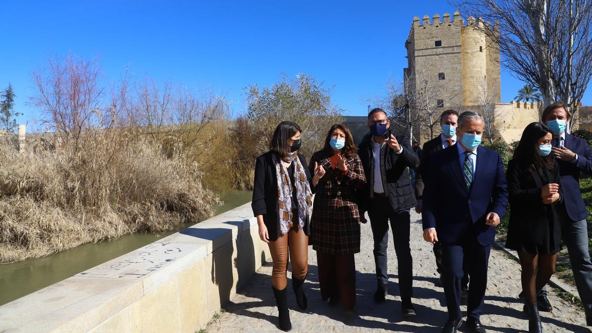 La consejera Carmen Crespo, acompañada de Salvador Fuentes, y de delegados de la Junta en Córdoba, durante su visita de este lunes a los Sotos de la Albolafia.