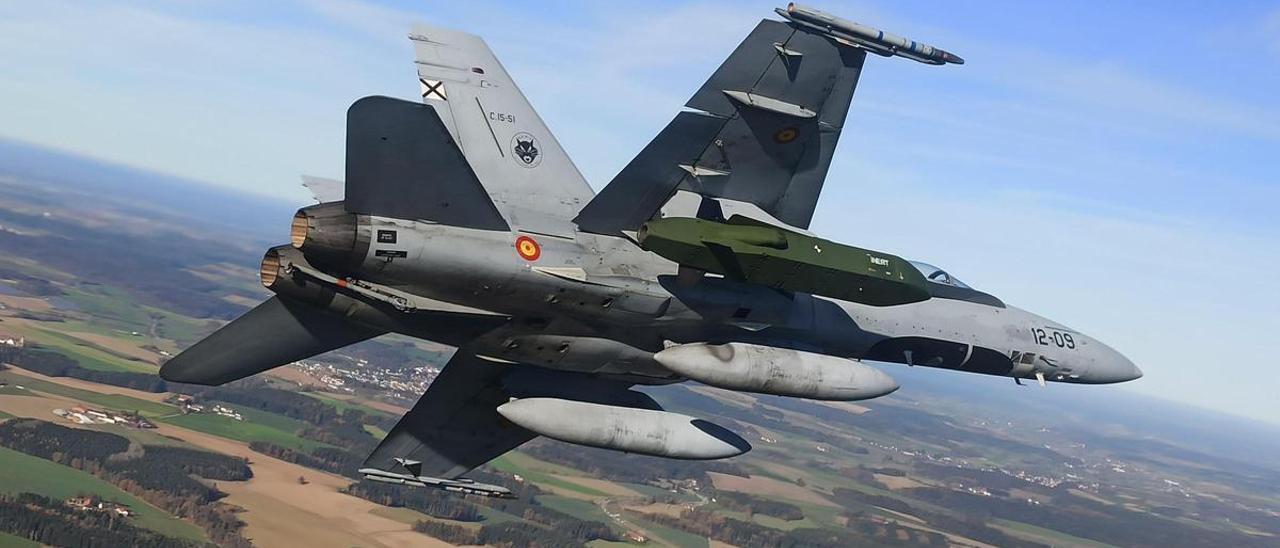 Un caza F-18 español durante una prueba de lanzamiento de misiles Taurus en Alemania en 2020.