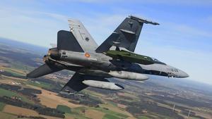 Un caza F-18 español durante una prueba de lanzamiento de misiles Taurus en Alemania en 2020.