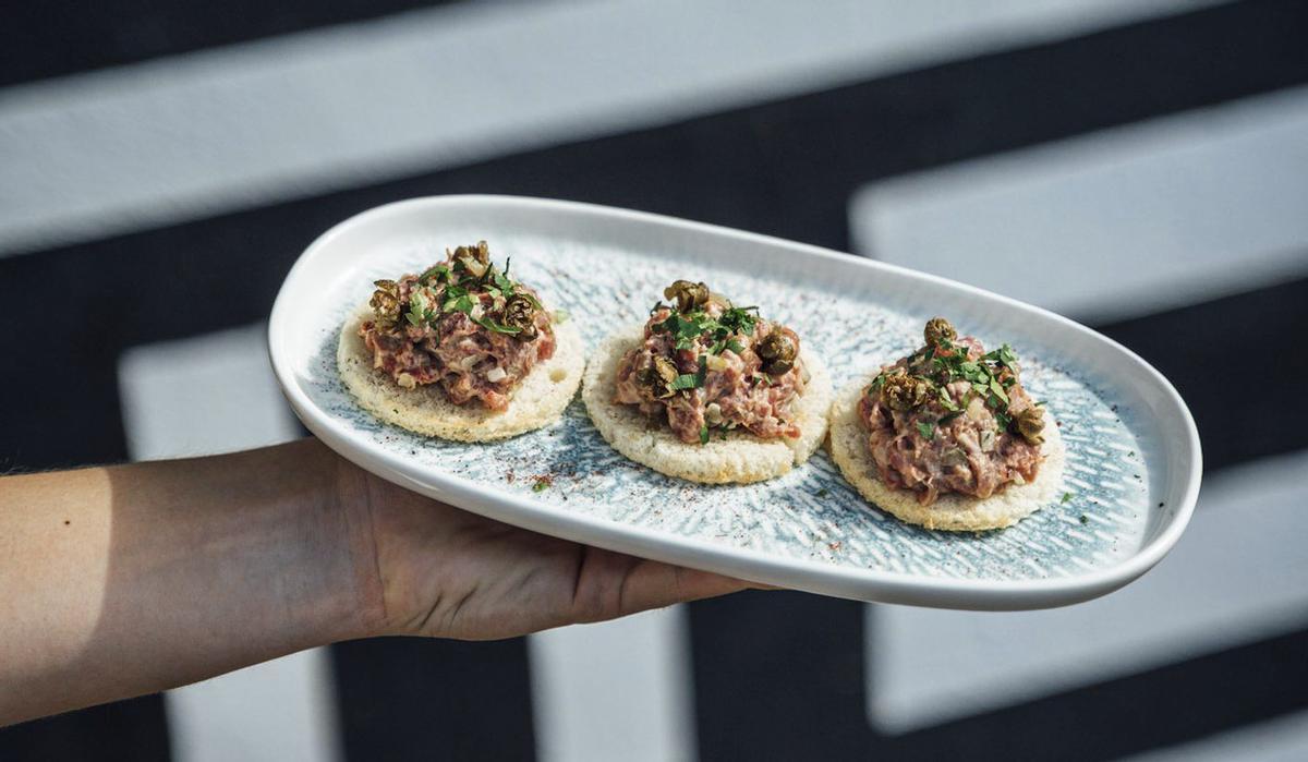 Tartar de ternera con mayonesa y alcaparras fritas, una de las propuestas de la carta de Monkey Ibiza. | MONKEY IBIZA