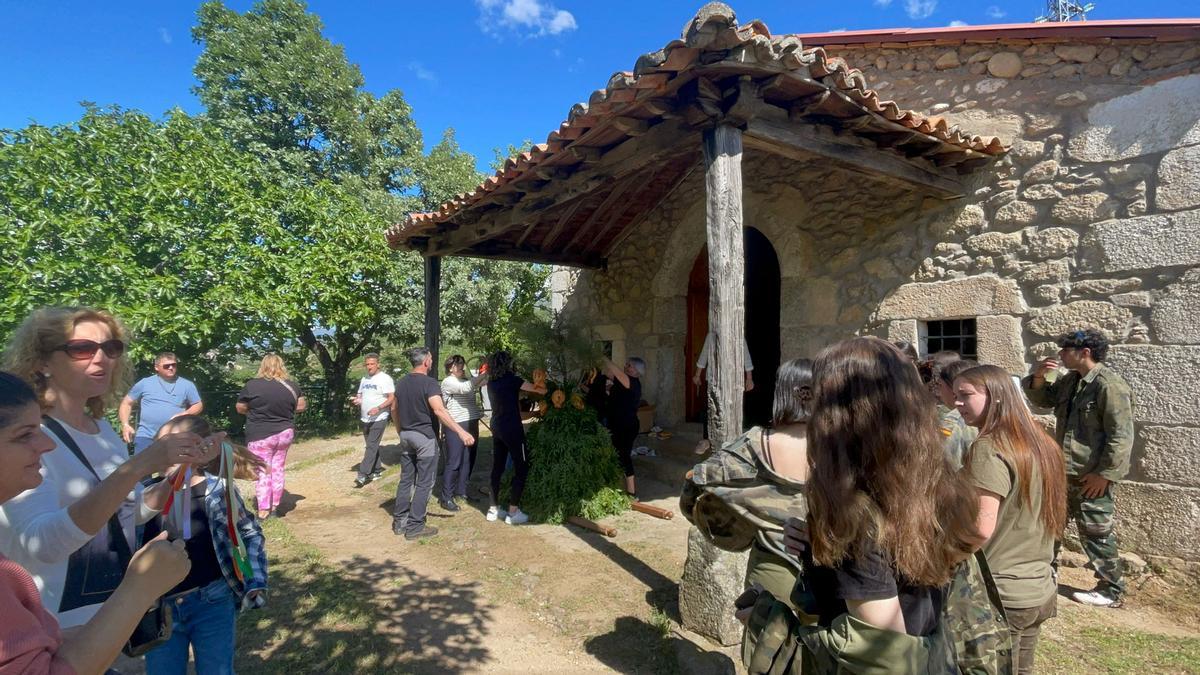 Quintos y familiares montando el ramo.