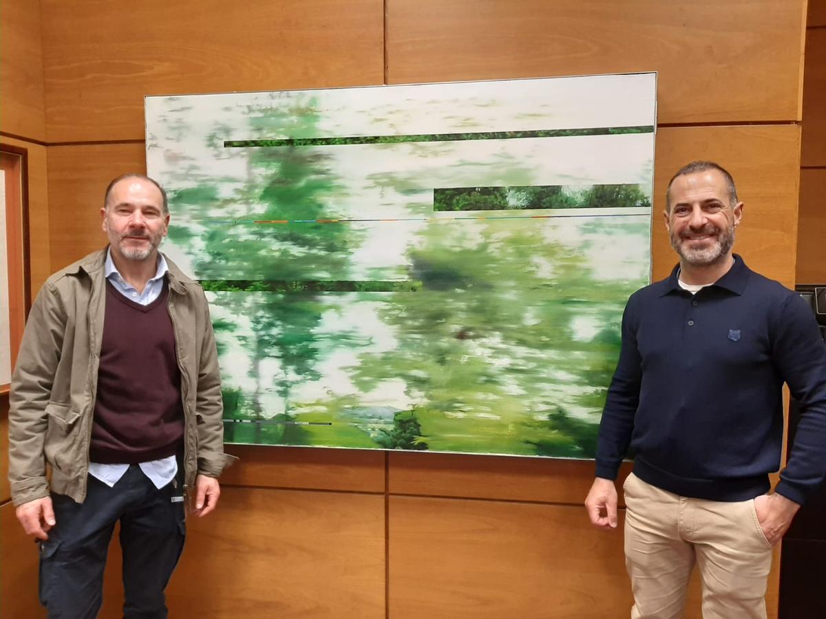 Por la izquierda, Rafael Rollón y Ángel García con el cuadro colocado en el despacho de alcaldía