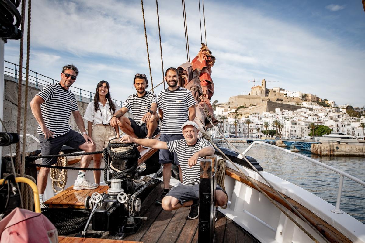 'Jóvens per la mar' en una de sus salidas con el castilo de Dalt Vila de fondo