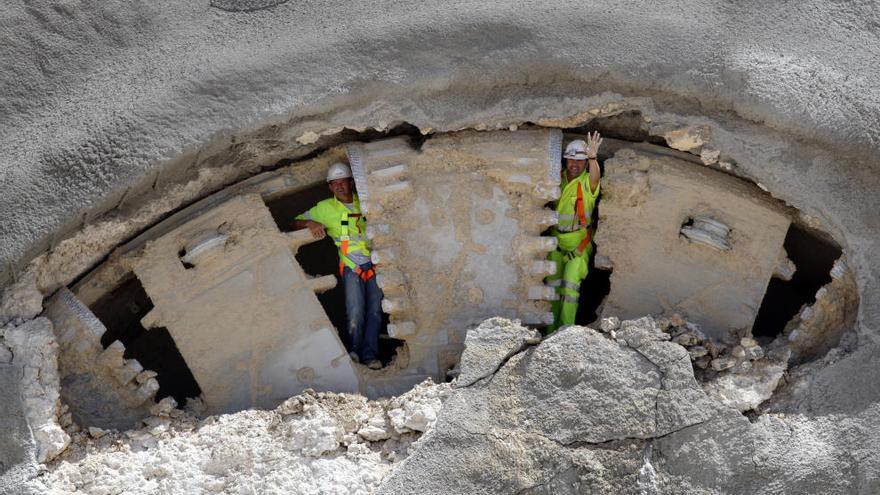 Momento en el que la tuneladora terminaba de abrir el tunel de camarillas, antes de que las obras quedaran en suspenso