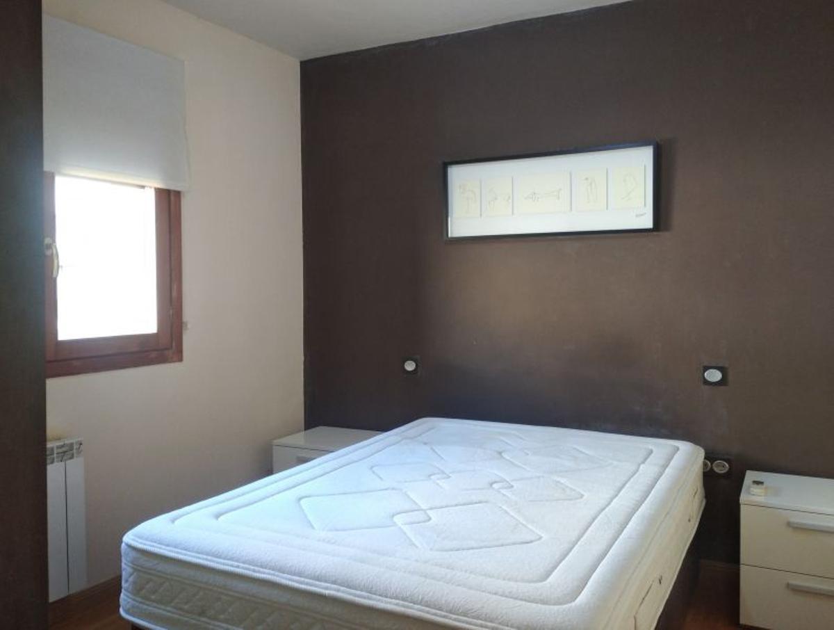 Uno de los cuartos del piso a la venta en Zaragoza